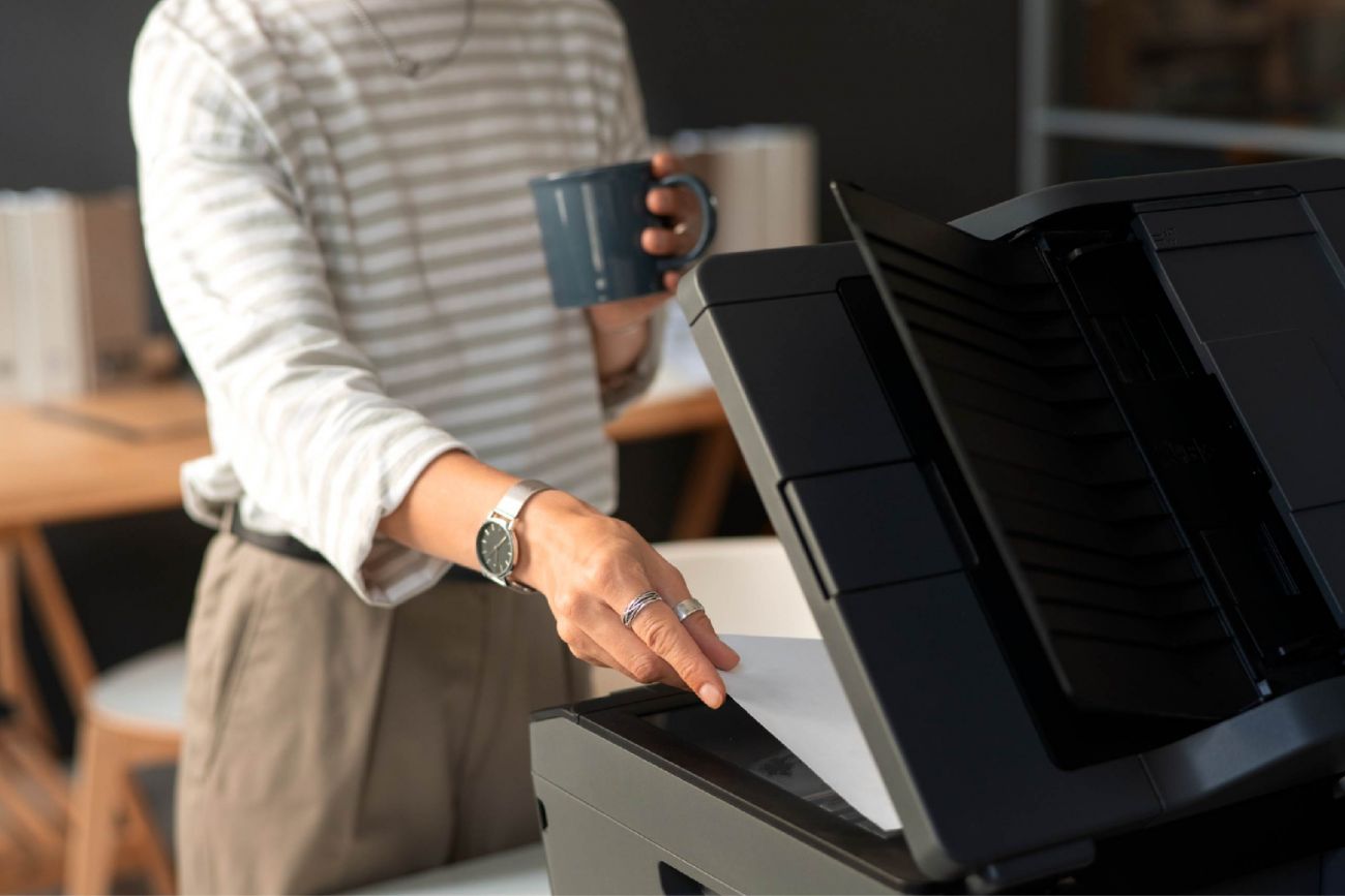 Imprenditore al lavoro con il laptop durante una riunione aziendale online in ufficio