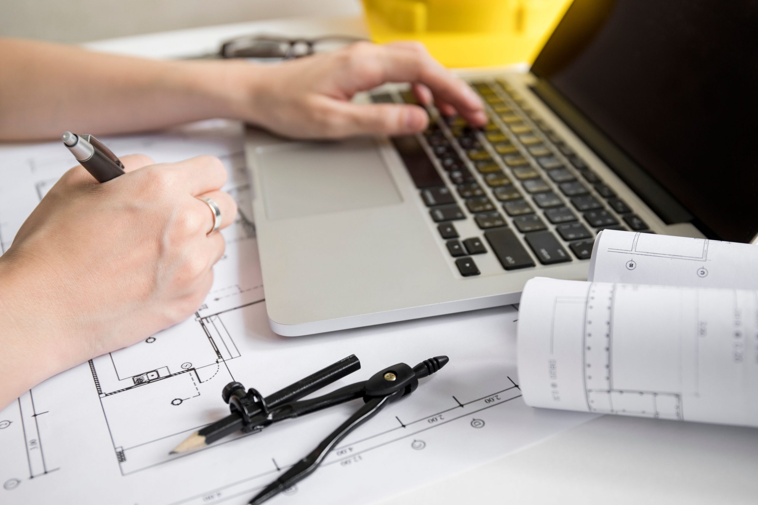 Imprenditore al lavoro con il laptop durante una riunione aziendale online in ufficio