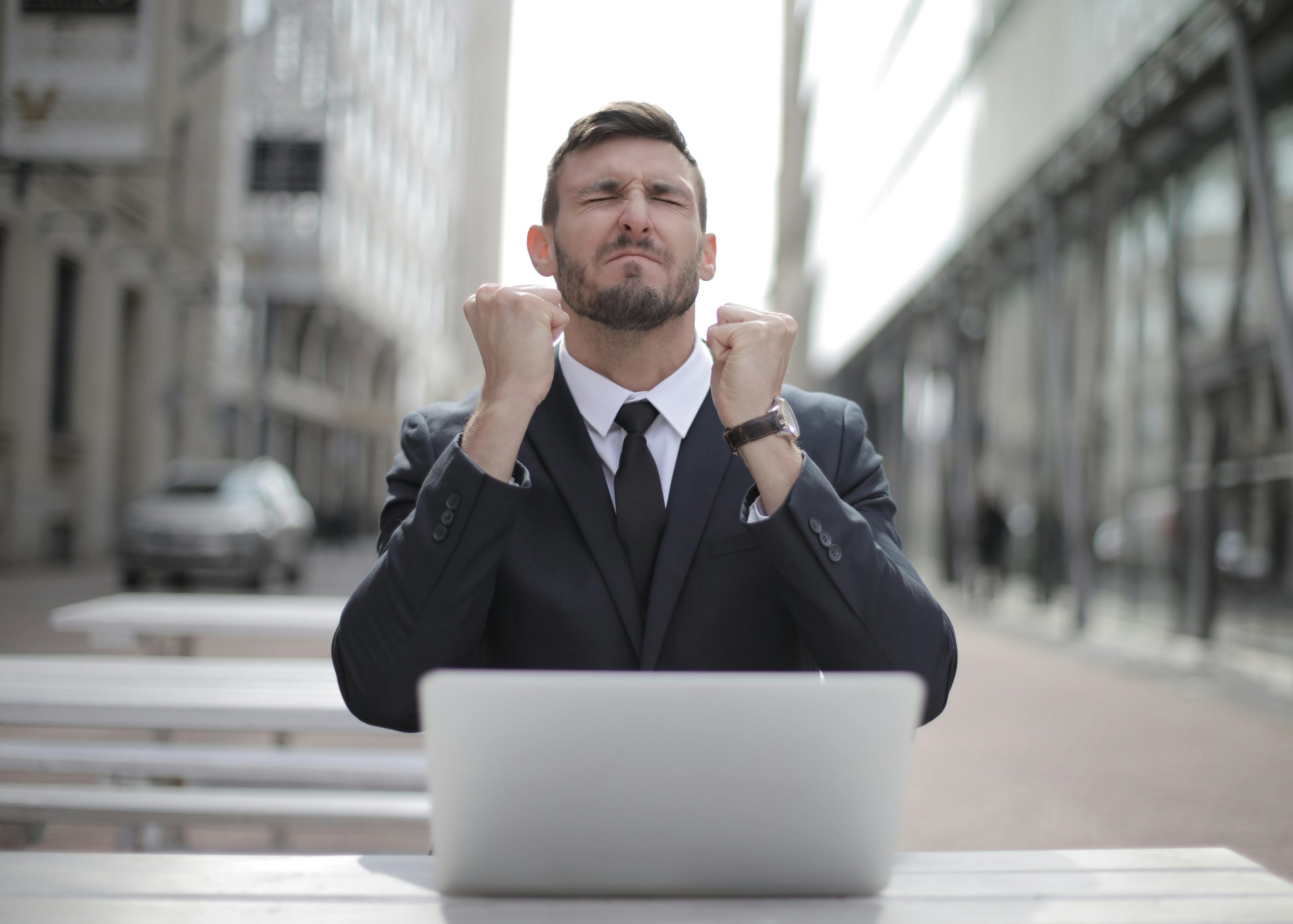 Imprenditore al lavoro con il laptop durante una riunione aziendale online in ufficio