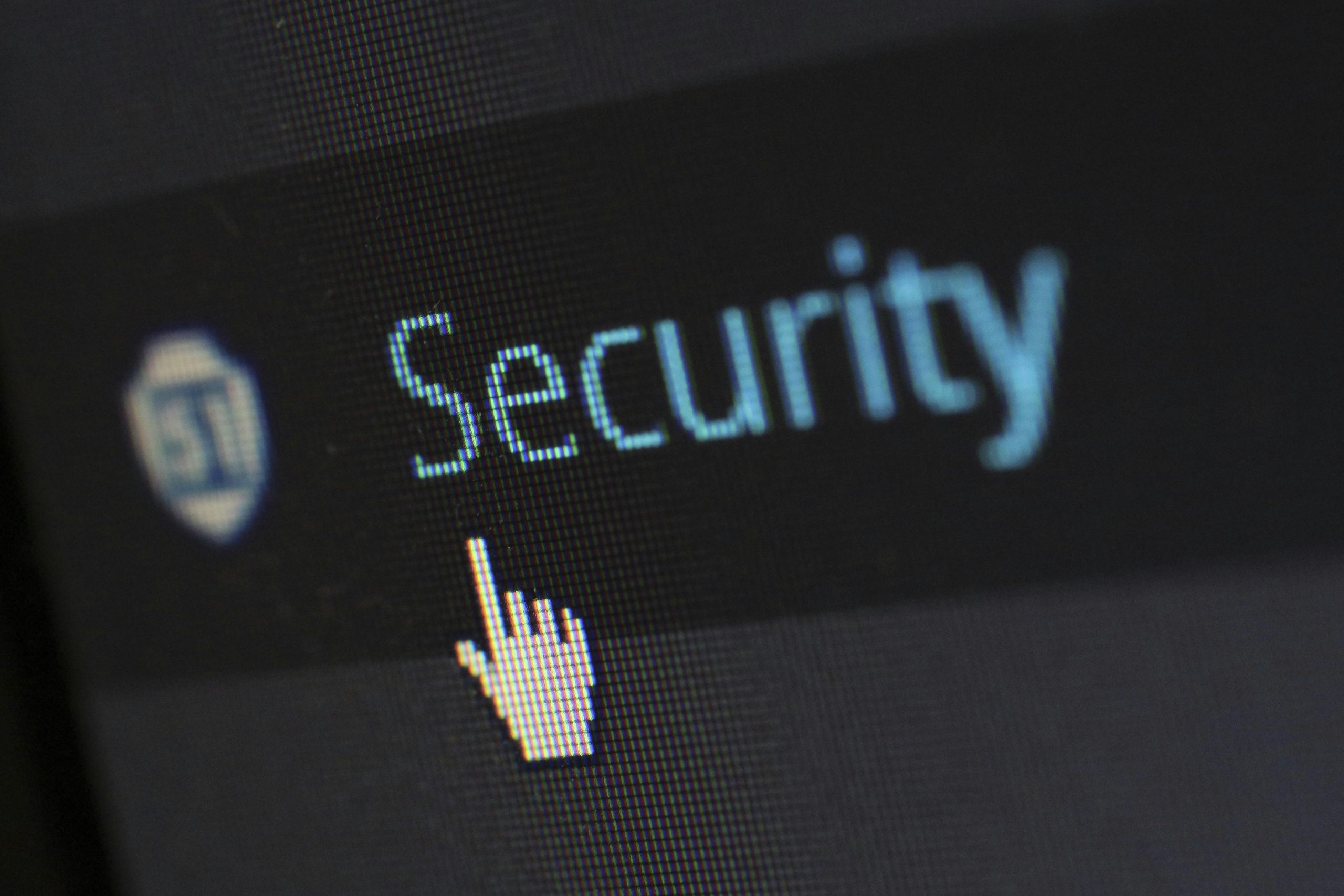 Imprenditore al lavoro con il laptop durante una riunione aziendale online in ufficio