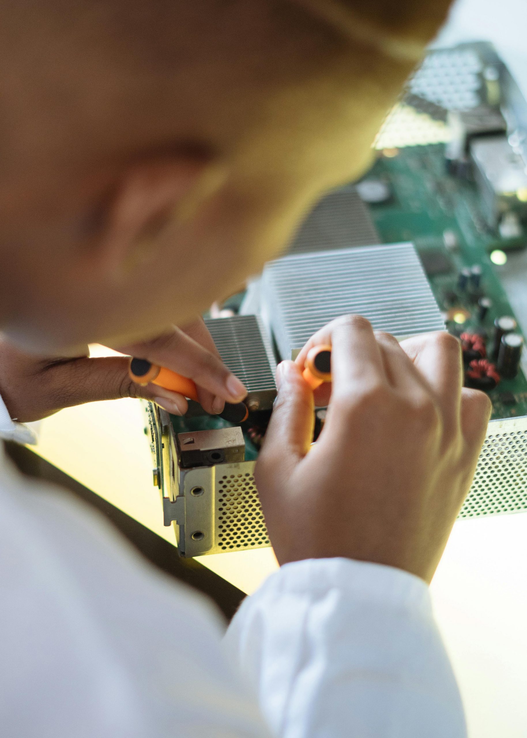 Imprenditore al lavoro con il laptop durante una riunione aziendale online in ufficio
